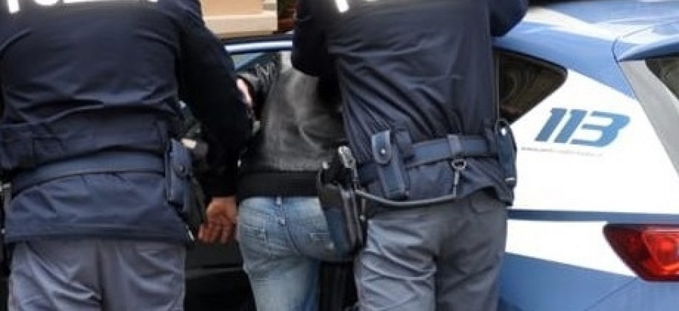 Vede le forze dell'ordine e tenta di scappare gettando 100 grammi di hashish: arrestato un 24enne a Trento